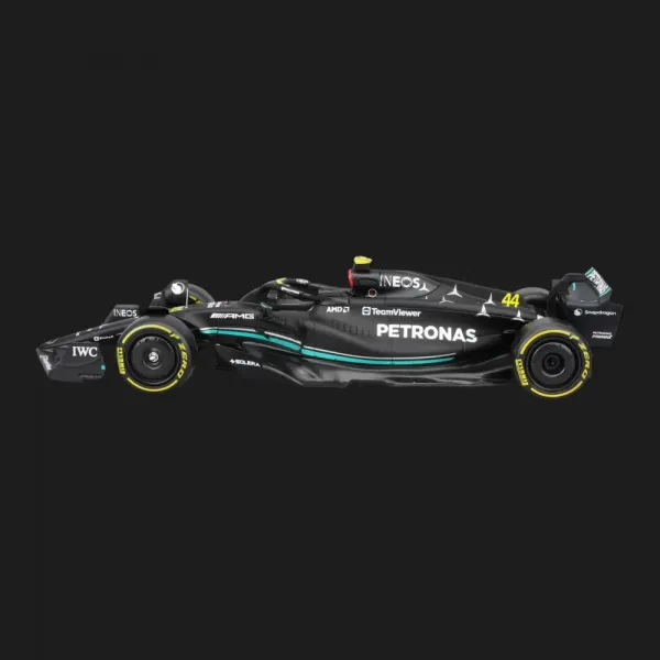 Автомодель із фігуркою Bburago Racе — Mercedes-AMG F1 W14 E в асортименті (1:24) (18-28037)